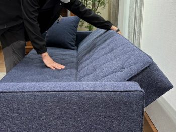 座ってくつろぎ、寝て身体を休めて「スリーピングソファ」 – カリモク 