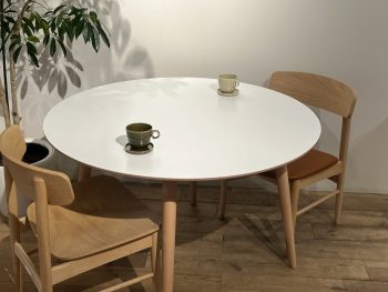 ゆるやかな贅沢さを「ラウンドテーブル1100」 – カリモク60 