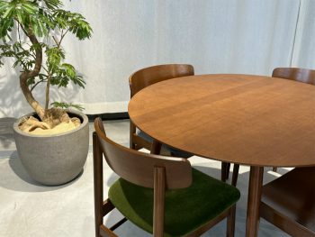ゆるやかな贅沢さを「ラウンドテーブル1100」 – カリモク60 