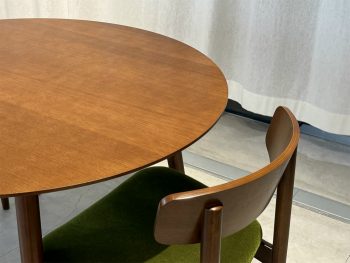 ゆるやかな贅沢さを「ラウンドテーブル1100」 – カリモク60 