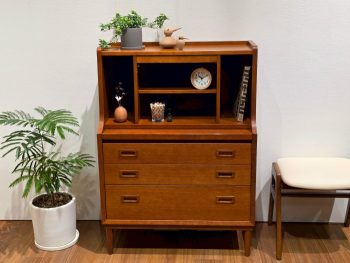 1台で4役をこなす多機能家具「ライティングチェスト」 – カリモク60 