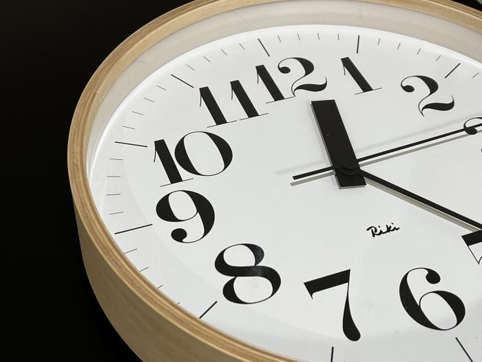 シンプルで普遍的なデザインの掛け時計「リキクロック」 - カリモク60